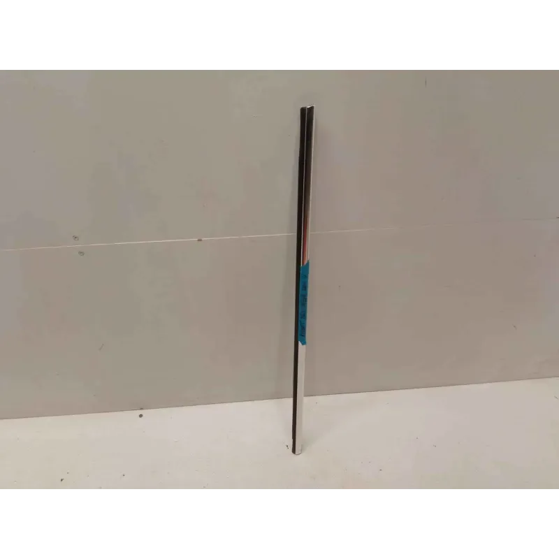 Leche-vitre avec enjoliveur arriere droit