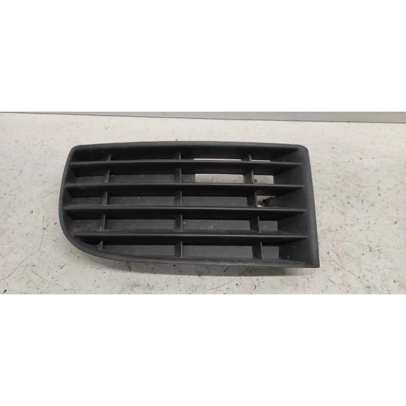 Grille de pare choc avant gauche volkswagen golf 5