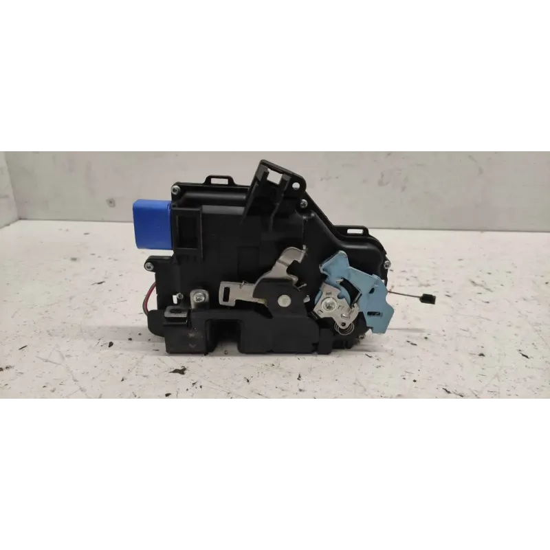 Serrure porte avant droit volkswagen golf 5 v