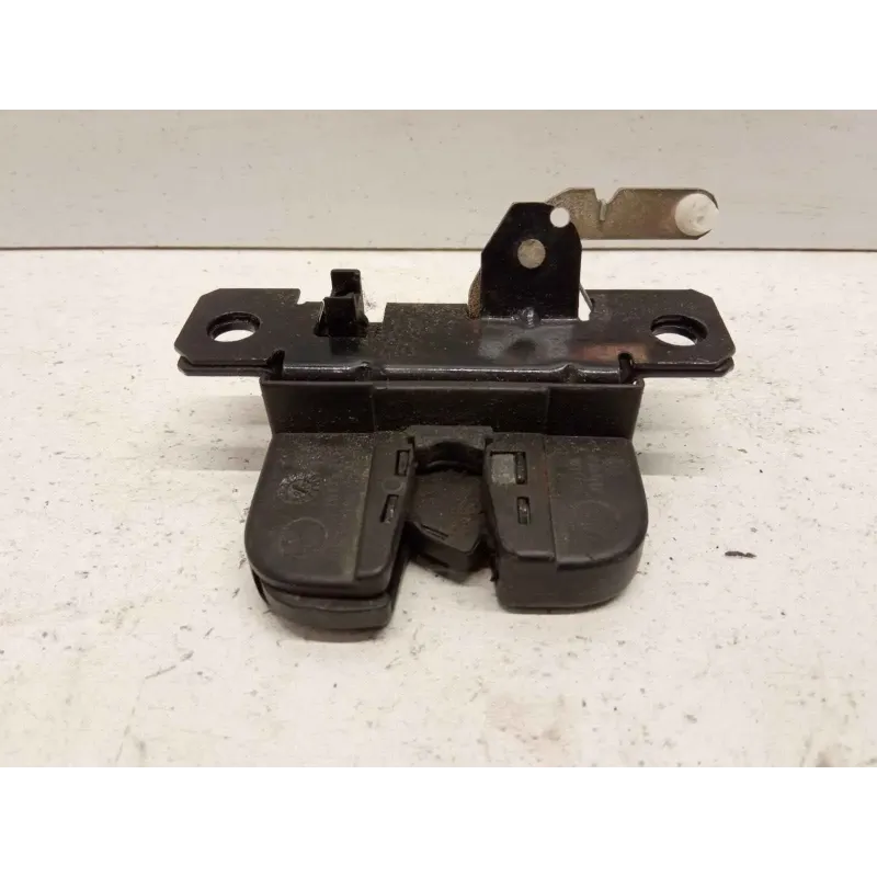 Serrure malle arriere