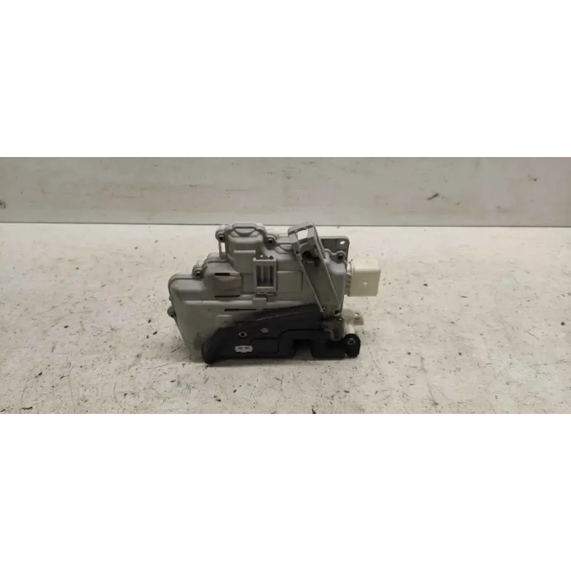 Serrure porte avant droit volkswagen passat 36 b7