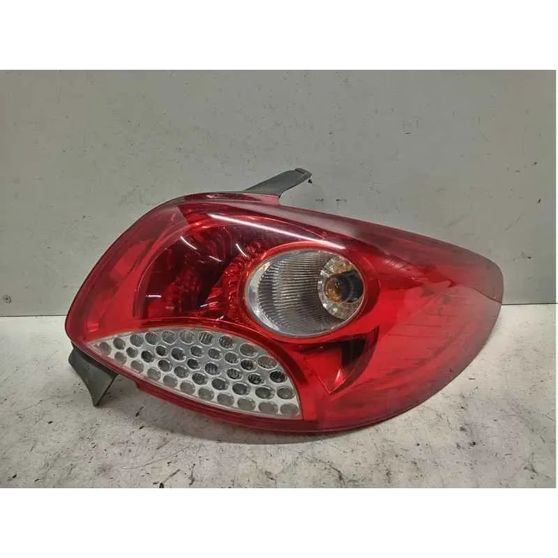 Feu arriere droit peugeot 206