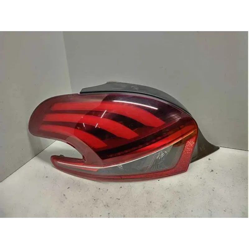 Feu arriere gauche peugeot 208