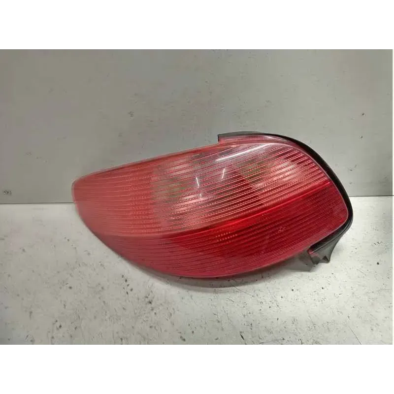 Feu arriere gauche peugeot 206