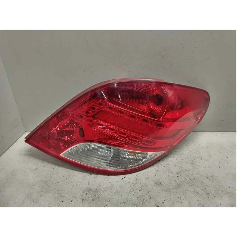 Feu arriere droit peugeot 207