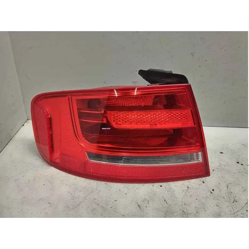 Feu arriere interieur gauche audi a4 8k