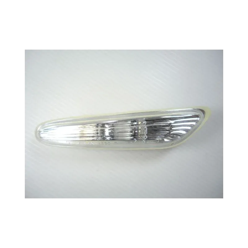 Repetiteur avant gauche