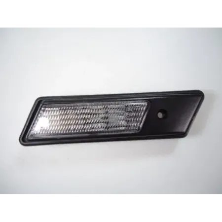 Repetiteur avant droit