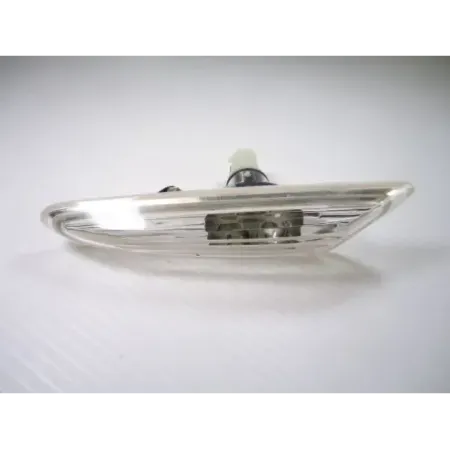 Repetiteur avant gauche