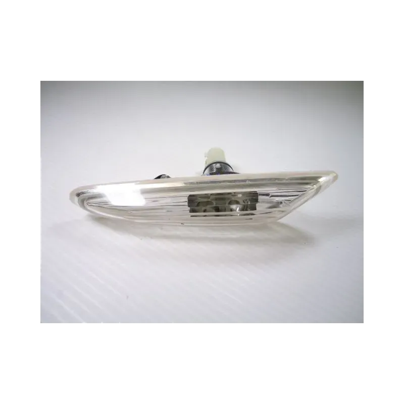 Repetiteur avant gauche