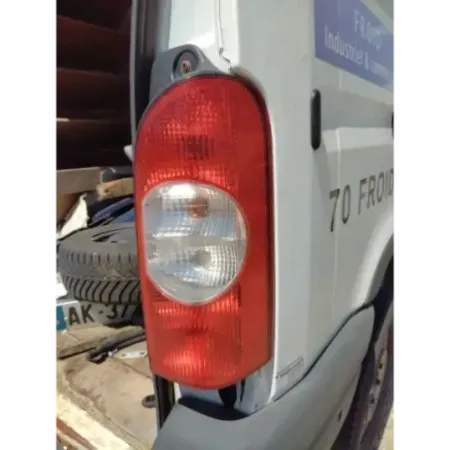 Feu arriere droit renault master