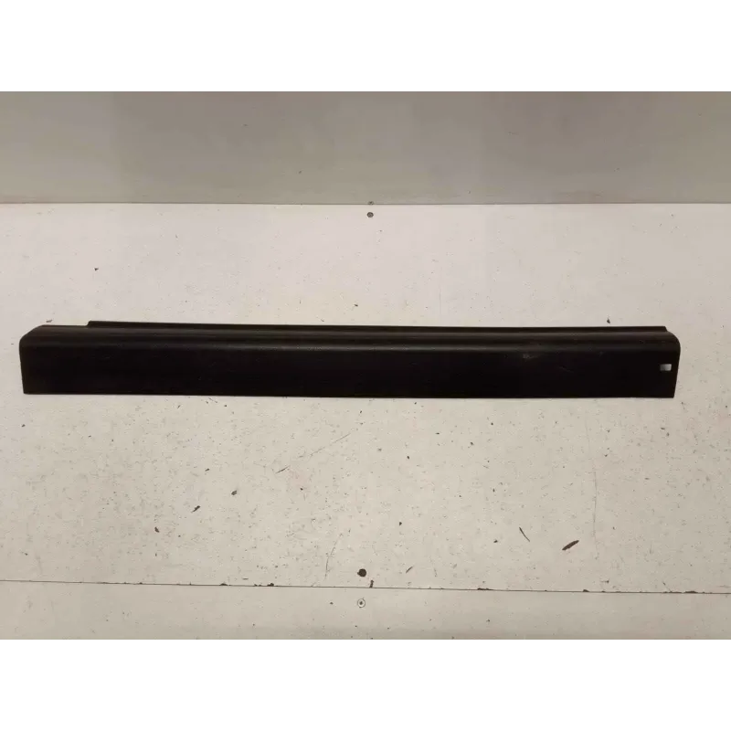 Seuil de porte avant gauche