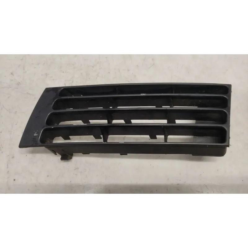 Grille de pare choc avant gauche audi a4 8d b5