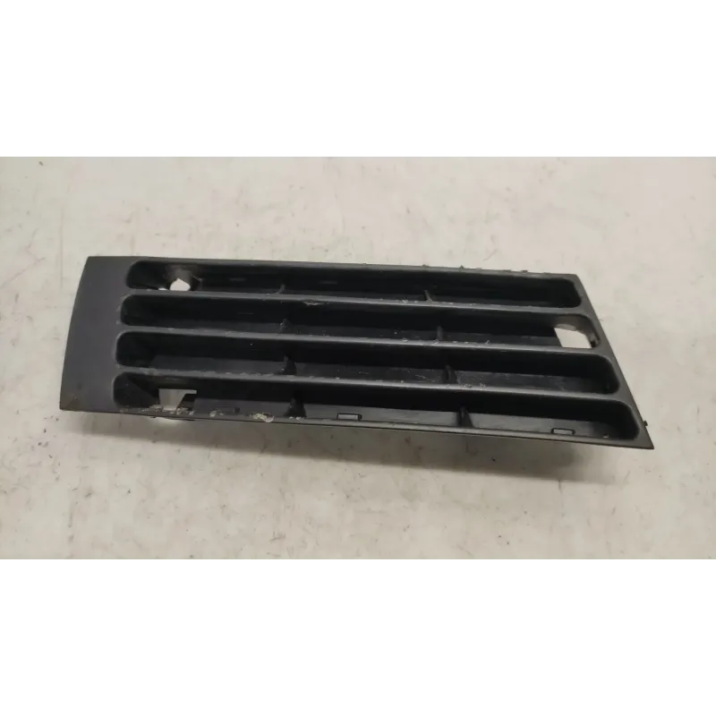 Grille de pare choc avant droit audi a4 8d b5