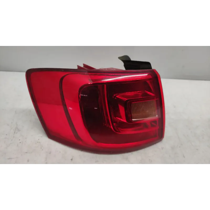 Feu arriere gauche volkswagen jetta 4