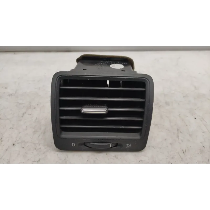 Grille aeration avant droite volkswagen golf 5 v