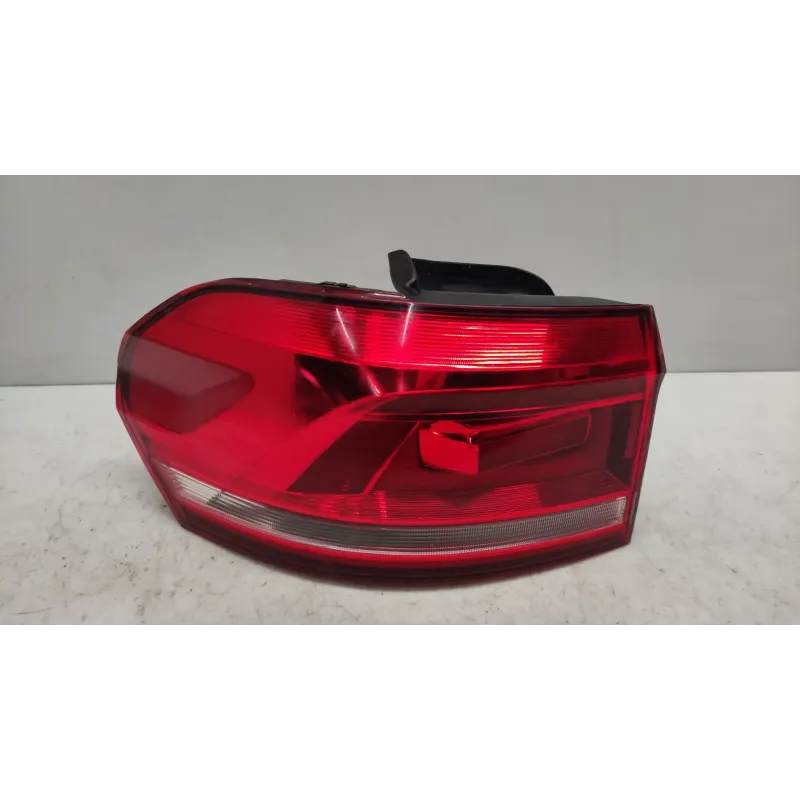 Feu arriere droit volkswagen touran 5t iii