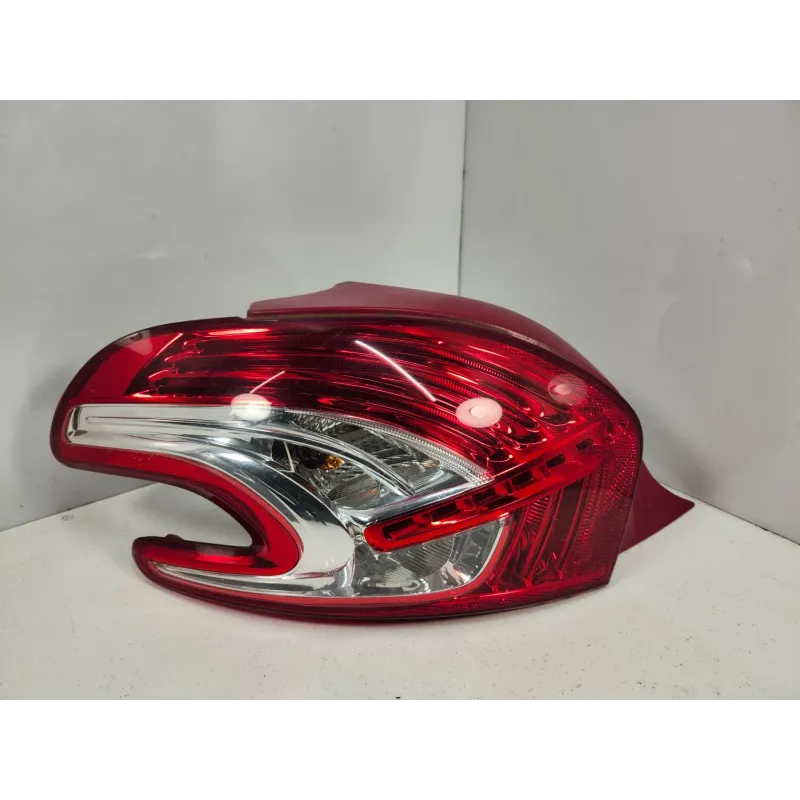 Feu arriere gauche peugeot 208
