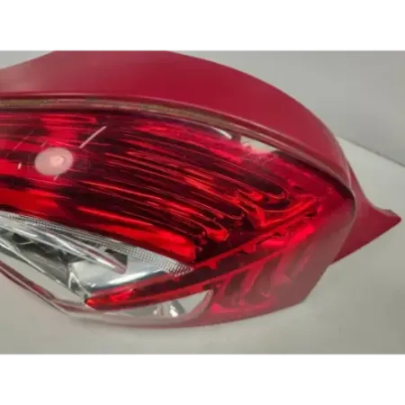 Feu arriere gauche peugeot 208