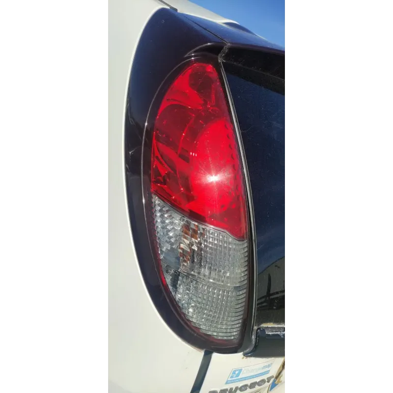 Feu arriere gauche peugeot ion