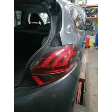 Feu arriere droit peugeot 208