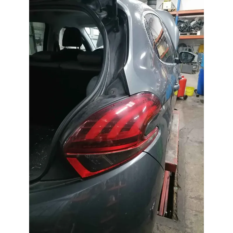 Feu arriere droit peugeot 208
