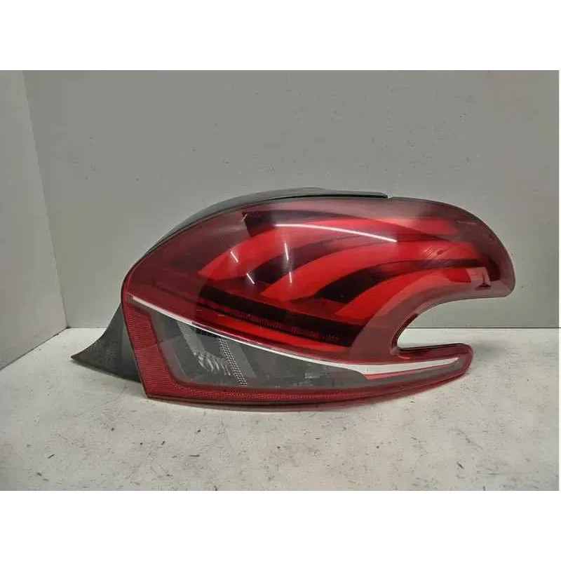 Feu arriere droit peugeot 208
