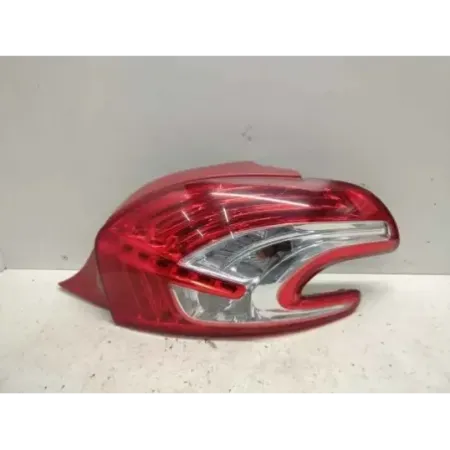 Feu arriere droit peugeot 208