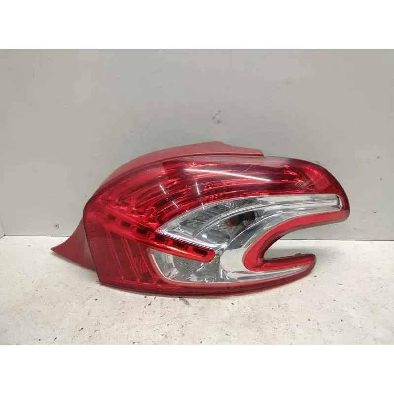 Feu arriere droit peugeot 208