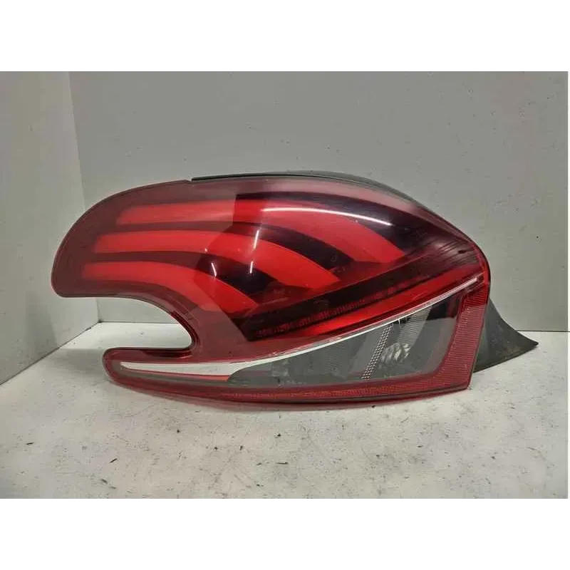 Feu arriere gauche peugeot 208