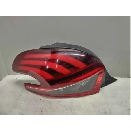 Feu arriere gauche peugeot 208