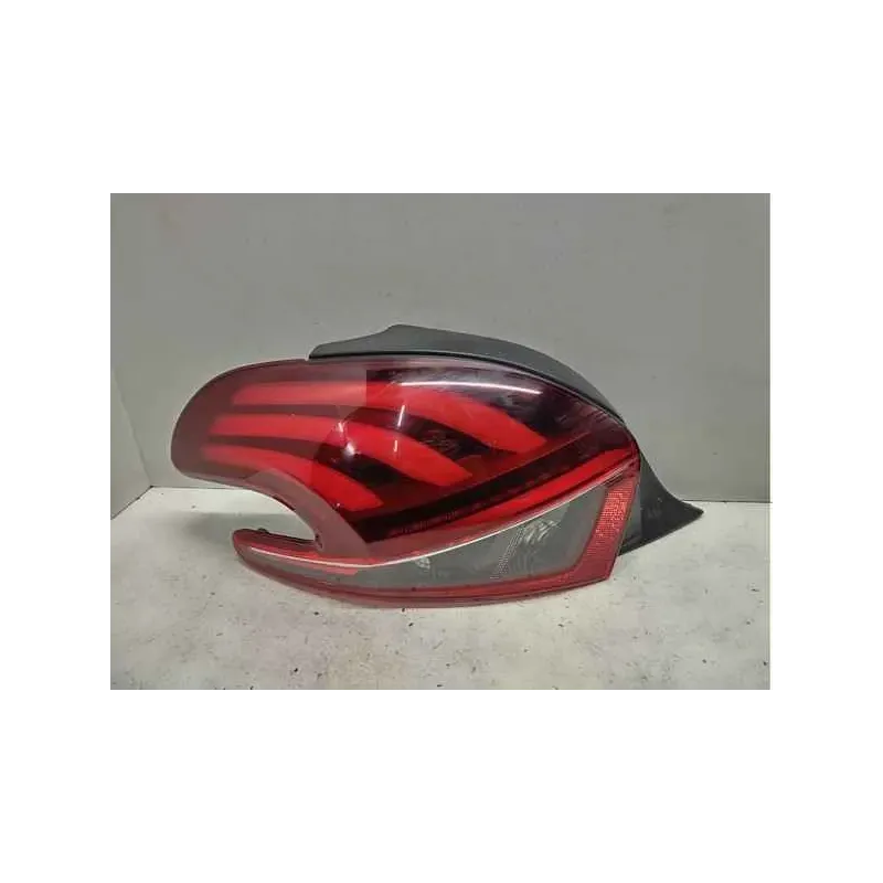 Feu arriere gauche peugeot 208
