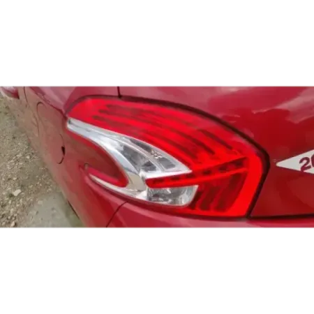 Feu arriere gauche peugeot 208