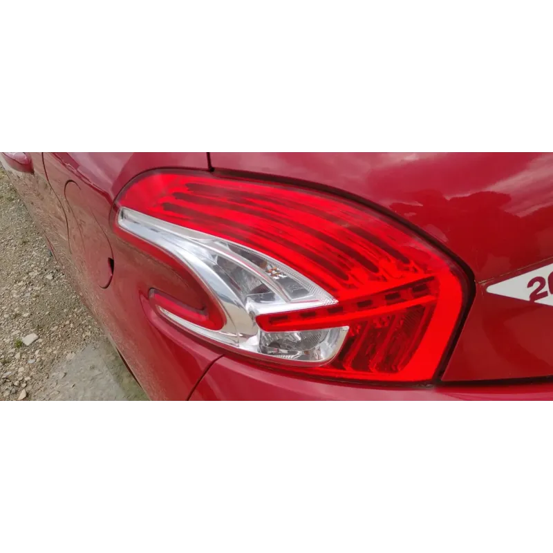 Feu arriere gauche peugeot 208