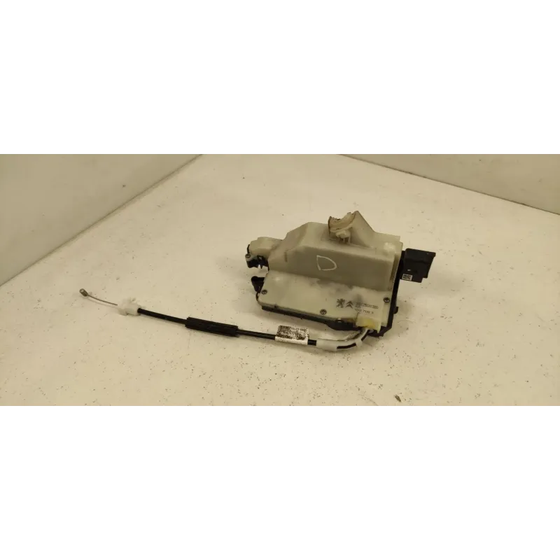 Serrure porte avant droit peugeot 208