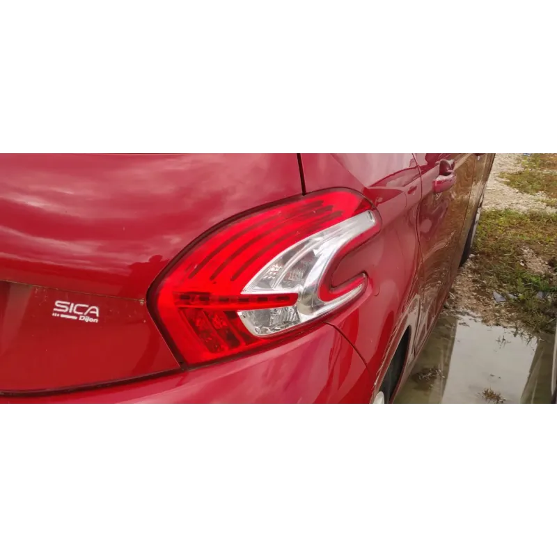 Feu arriere droit peugeot 208