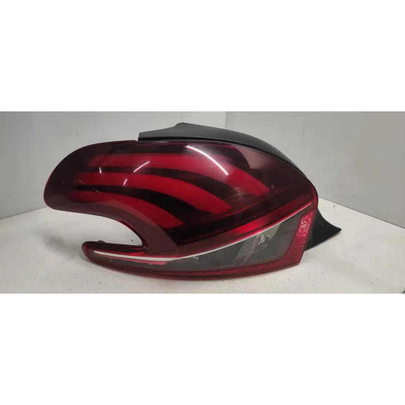 Feu arriere droit peugeot 208
