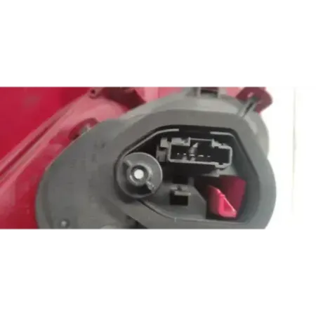 Feu arriere droit peugeot 208