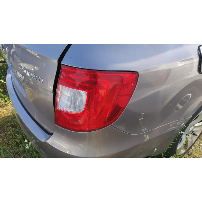 Feu arriere droit skoda superb 3t