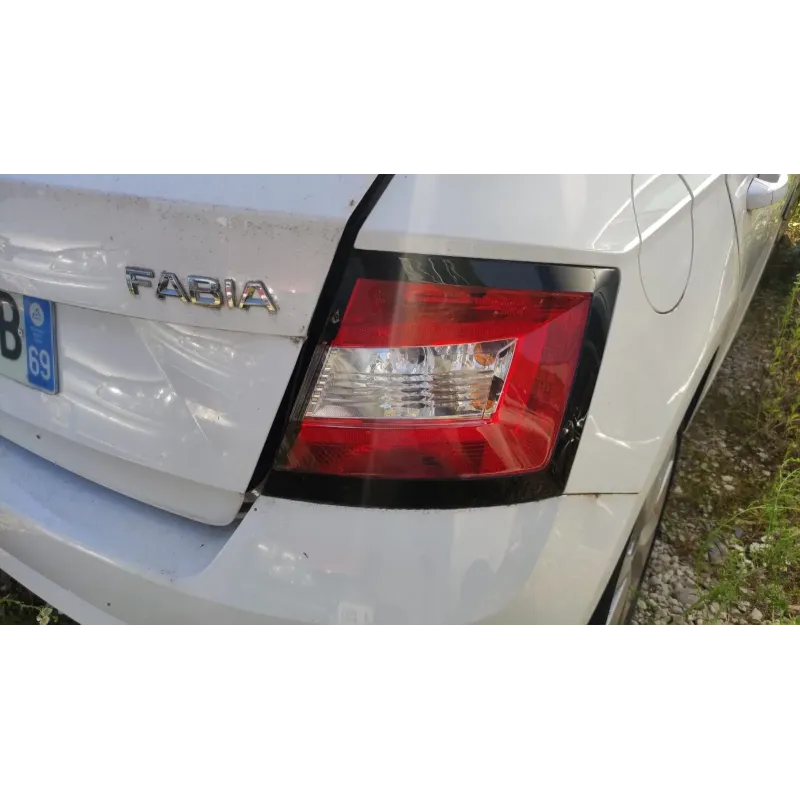 Feu arriere droit skoda fabia mk3 nj
