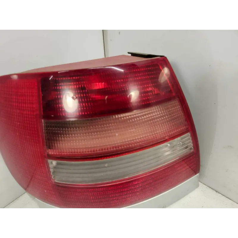 Feu arriere gauche audi a4 8d b5