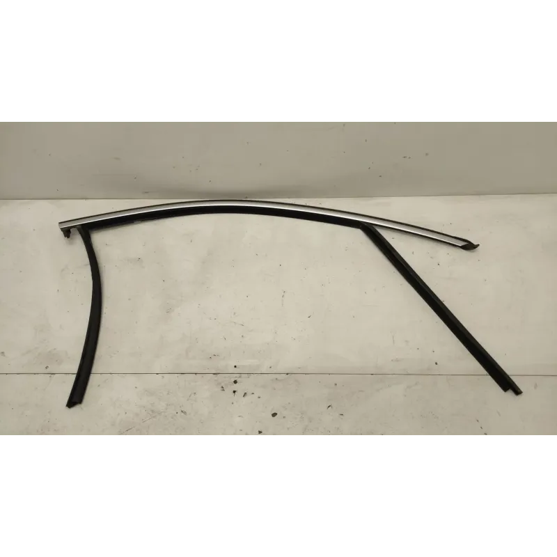 Baguette leche-vitre porte avant droit bmw serie 1 f40