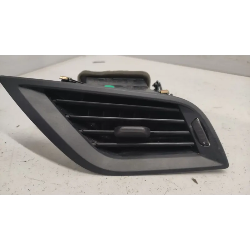 Grille aeration avant droite bmw serie 1 f40