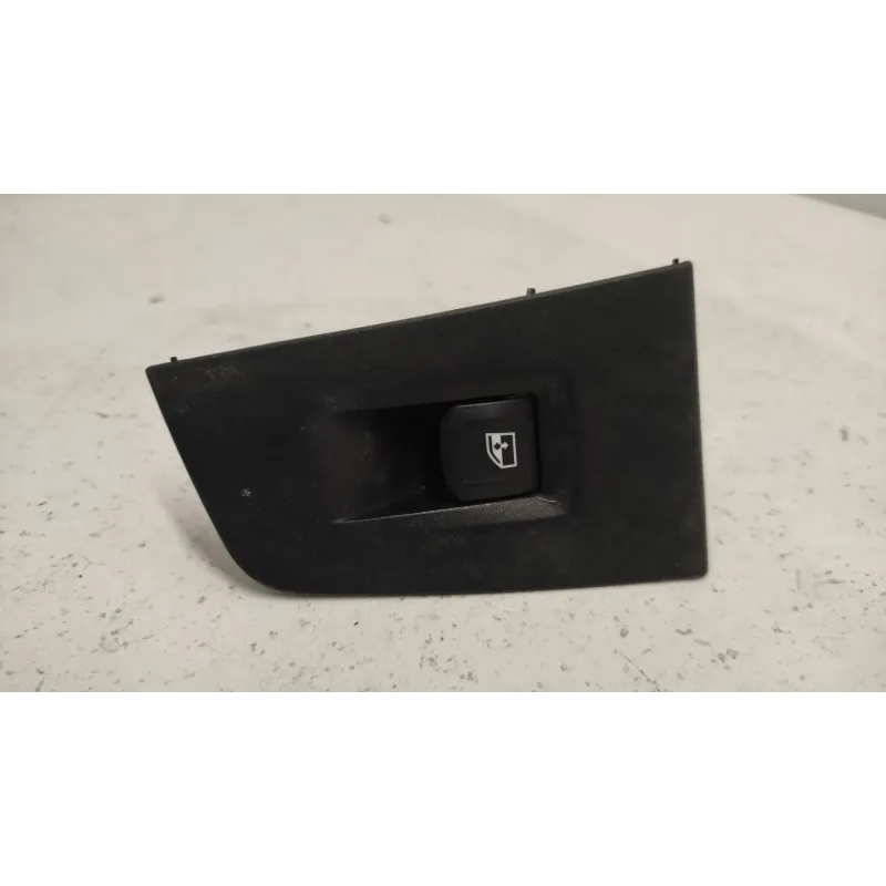 Commande leve-glace porte avant droit bmw serie 1 f40