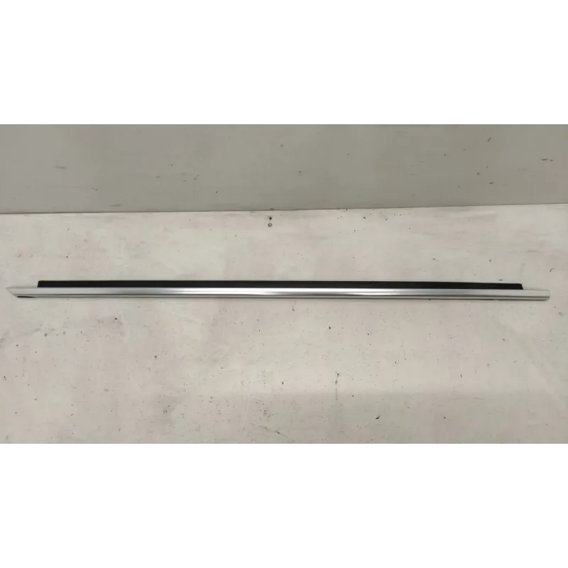 Baguette leche-vitre porte avant droit bmw serie 1 f40