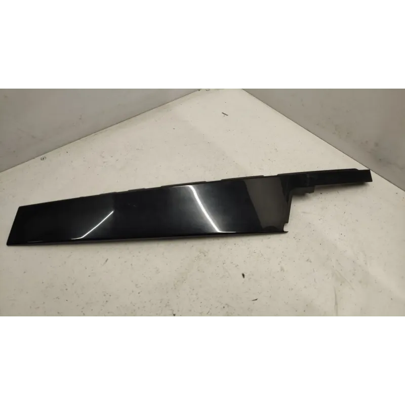 Montant de porte avant droit bmw serie 1 f40