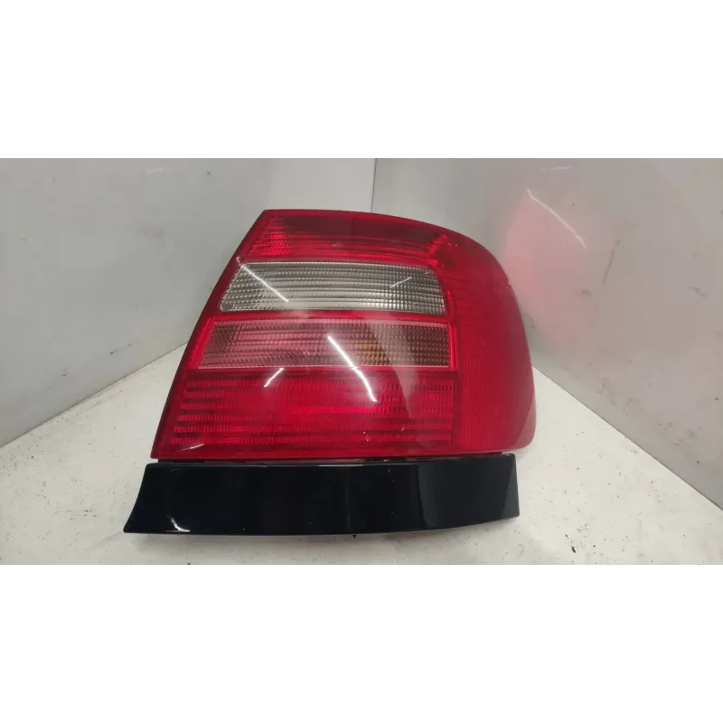 Feu arriere droit audi a4 8d b5
