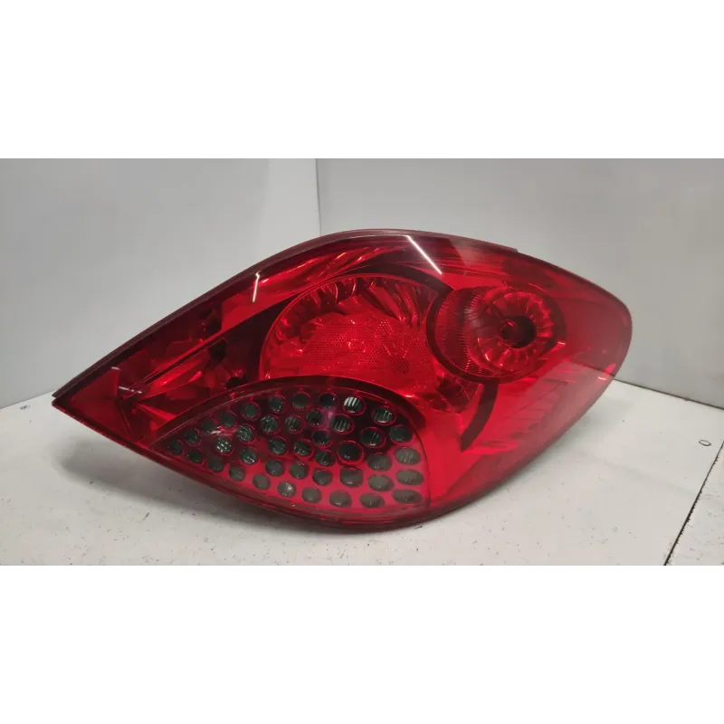 Feu arriere droit peugeot 207