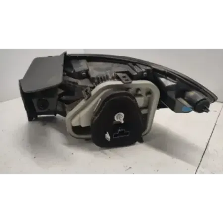 Feu arriere gauche peugeot 208