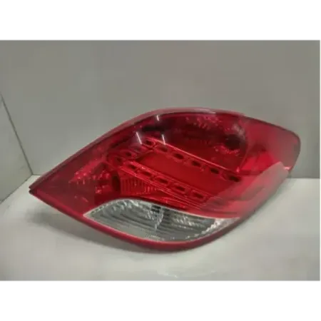 Feu arriere droit peugeot 207